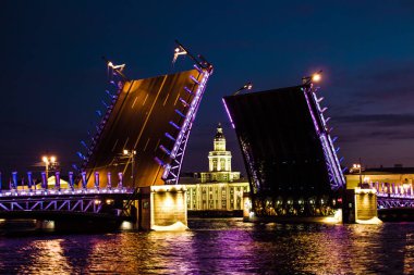 Neva Nehri, St. Petersburg, yaz, gece, köprü, köprü, gece şehri, Cityscape, eski şehir, mimari anıt
