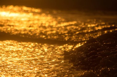 Gün batımında deniz dalgaları