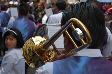 Sokaktaki insanlar enstrümanlarla