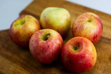 Kesme tahtasındaki 5 elma