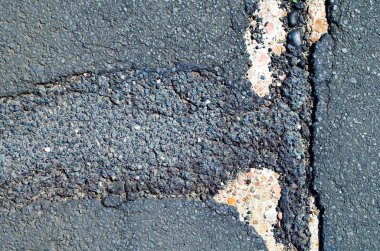 Kirli asfalt izi