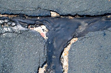 Kirli asfalt izi