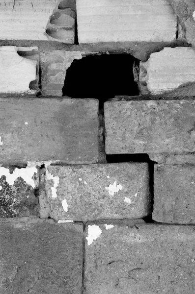 穴のある古い石壁 — ストック写真