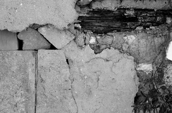 レンガとセメントで壊れた壁 — ストック写真