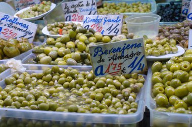 İspanya'da haftalık pazarda zeytin