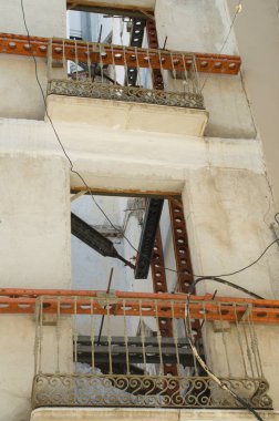 Şehirde eski bir binanın modernizasyonu