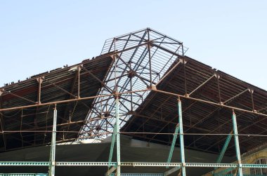 İskele ile yapım aşamasında depo