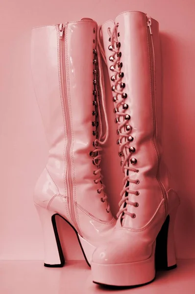 特許革で作られた女性のための非常に高い革のブーツ — ストック写真