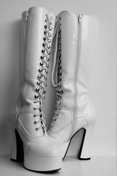 特許革で作られた女性のための非常に高い革のブーツ — ストック写真