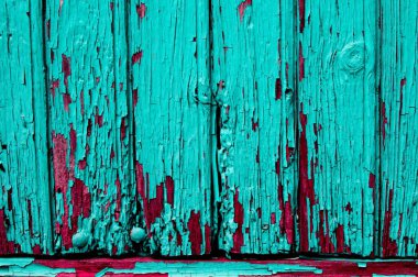 Eski verniklenmiş yaprakların yıpranmış yüzeyi ve soyulmuş boya.