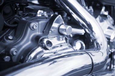 Güçlü ve parlak bir krom makinesi.