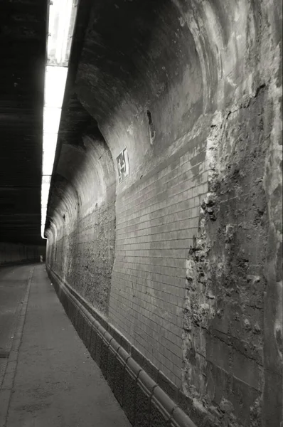 Ein Dunkler Beängstigender Tunnel — Stockfoto