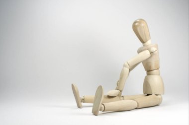 Tahta kukla jimnastik ve rahatlatıcı egzersizler gösterir.