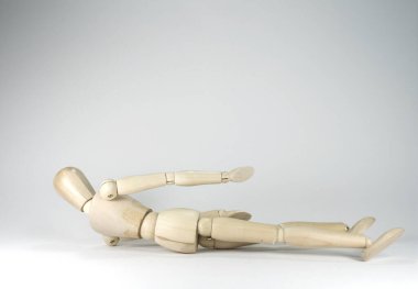 Tahta kukla jimnastik ve rahatlatıcı egzersizler gösterir.