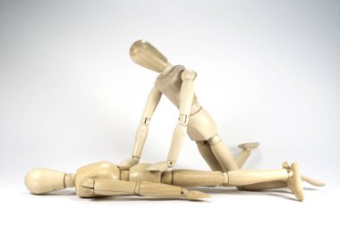 Tahta kukla jimnastik ve rahatlatıcı egzersizler gösterir.