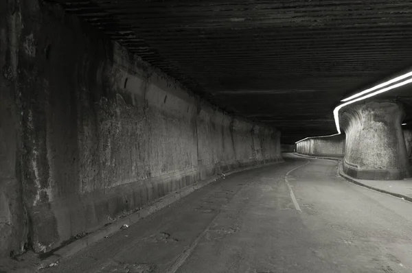 Ein Dunkler Beängstigender Tunnel — Stockfoto
