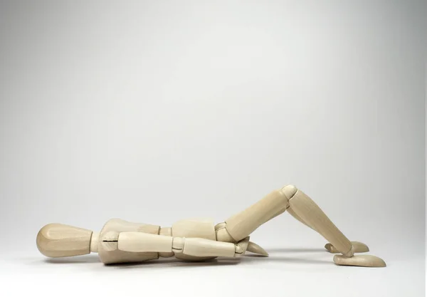 木製の人形は体操とリラックスした練習を示しています — ストック写真