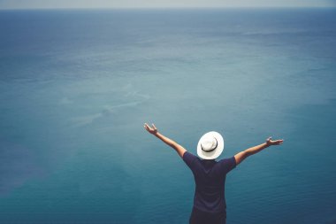 Adam artış eller gökyüzü Özgürlük kavramı mavi gökyüzü ve yaz okyanus arka plan ile kadar.