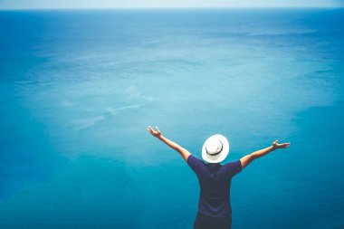 Adam artış eller gökyüzü Özgürlük kavramı mavi gökyüzü ve yaz okyanus arka plan ile kadar.