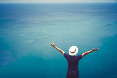 Adam artış eller gökyüzü Özgürlük kavramı mavi gökyüzü ve yaz okyanus arka plan ile kadar.