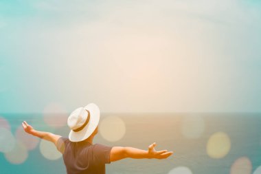 Adam artış eller gökyüzü Özgürlük kavramı mavi gökyüzü ve yaz okyanus arka plan ile kadar.