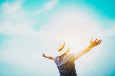 Adam artış eller gökyüzü Özgürlük kavramı mavi gökyüzü ve yaz okyanus arka plan ile kadar.