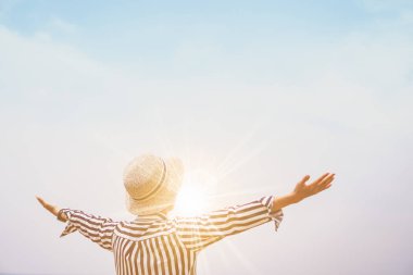 Adam artış eller gökyüzü Özgürlük kavramı mavi gökyüzü ve yaz okyanus arka plan ile kadar.