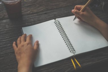 Kadın el ile güneş ışık arka plan beyaz dizüstü yazmak kopya alanı.