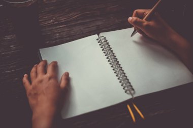 Kadın el ile güneş ışık arka plan beyaz dizüstü yazmak kopya alanı.