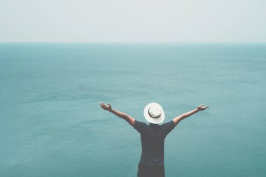 Adam artış eller gökyüzü Özgürlük kavramı mavi gökyüzü ve yaz okyanus arka plan ile kadar.