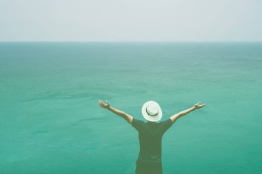 Adam artış eller gökyüzü Özgürlük kavramı mavi gökyüzü ve yaz okyanus arka plan ile kadar.