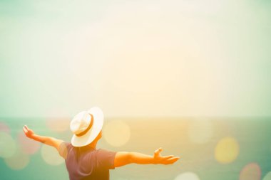 Adam artış eller gökyüzü Özgürlük kavramı mavi gökyüzü ve yaz okyanus arka plan ile kadar.