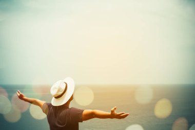 Adam artış eller gökyüzü Özgürlük kavramı mavi gökyüzü ve yaz okyanus arka plan ile kadar.