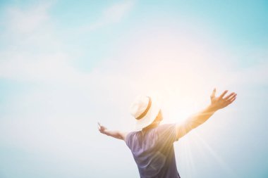 Adam artış eller gökyüzü Özgürlük kavramı mavi gökyüzü ve yaz okyanus arka plan ile kadar.