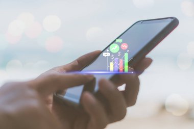 Kadın el iş, mali veya Ticaret hisse senedi forex piyasası ile plaj doğa arka plan yapmak için Smartphone veya tablet kullanarak