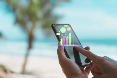 Kadın el iş, mali veya Ticaret hisse senedi forex piyasası ile plaj doğa arka plan yapmak için Smartphone veya tablet kullanarak