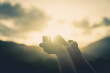 Kadın el yer doğa yeşil arka plan önünde dua etmek birlikte.