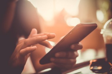 Kadın el iş, dağ manzarası doğa arka plan ile mali sosyal ağ smartphone veya tablet kullanarak