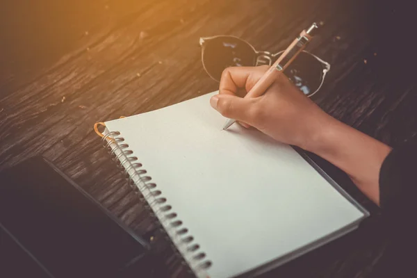 Copiar Espacio Mano Mujer Escribiendo Cuaderno Blanco Con Fondo Luz — Foto de Stock