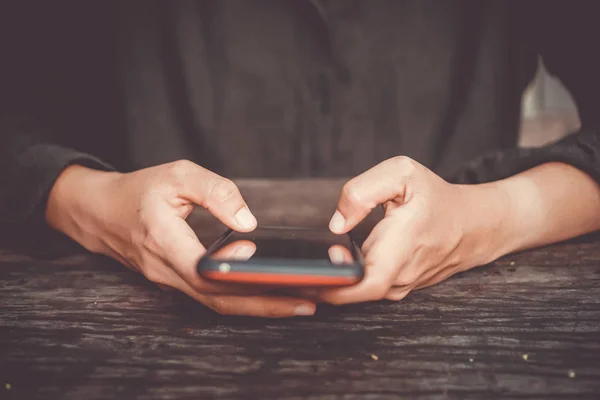 Kadın el iş, dağ manzarası doğa arka plan ile mali sosyal ağ smartphone veya tablet kullanarak