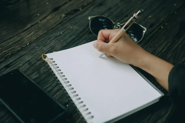 Copiar Espacio Mano Mujer Escribiendo Cuaderno Blanco Con Fondo Luz — Foto de Stock