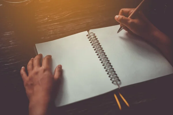 Copiar Espacio Mano Mujer Escribiendo Cuaderno Blanco Con Fondo Luz — Foto de Stock