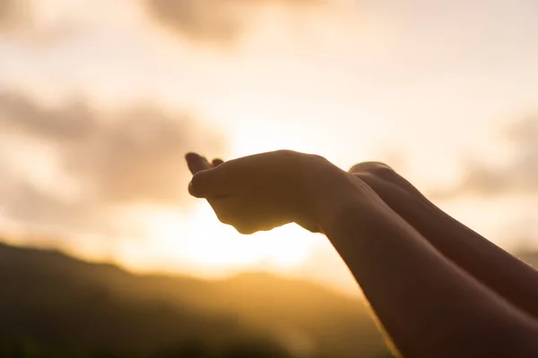 Donna Mani Posto Insieme Come Pregare Davanti Alla Natura Sfondo — Foto Stock