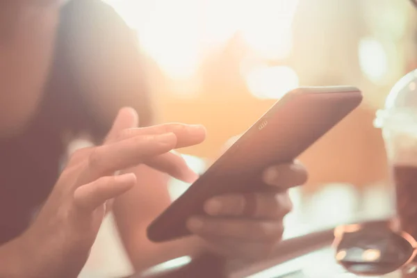 Kadın el iş, dağ manzarası doğa arka plan ile mali sosyal ağ smartphone veya tablet kullanarak
