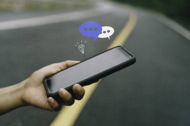 Kadın el yazarak, smartphone kullanarak sohbet sohbet sohbet kutusu simgeleri açılır. Sosyal medya pazarlama kavramı.