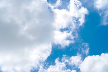 Uzayı kopyala mavi gökyüzü ve beyaz bulut soyut arkaplanı.