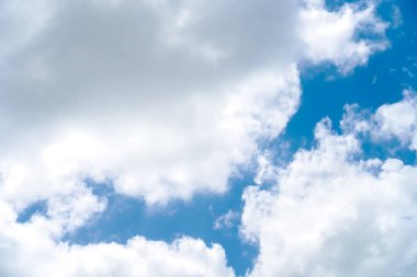 Uzayı kopyala mavi gökyüzü ve beyaz bulut soyut arkaplanı.