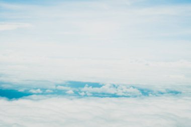 Kopya alanı bulut yaz mavi gökyüzü ve güneş ışık soyut doğa arka yukarıda uçak görünümünün.