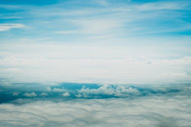 Kopya alanı bulut yaz mavi gökyüzü ve güneş ışık soyut doğa arka yukarıda uçak görünümünün.