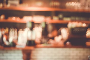 Bulanık kahve ve müşterilerin arka plan vintage ton renk tarzına sahip dinlendirici kafe.